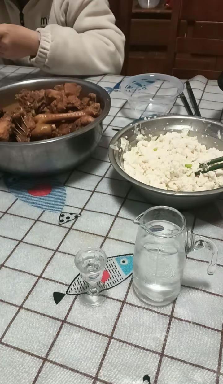 女人要学会喝点小酒，不是为了应酬，而是为了取悦自己。