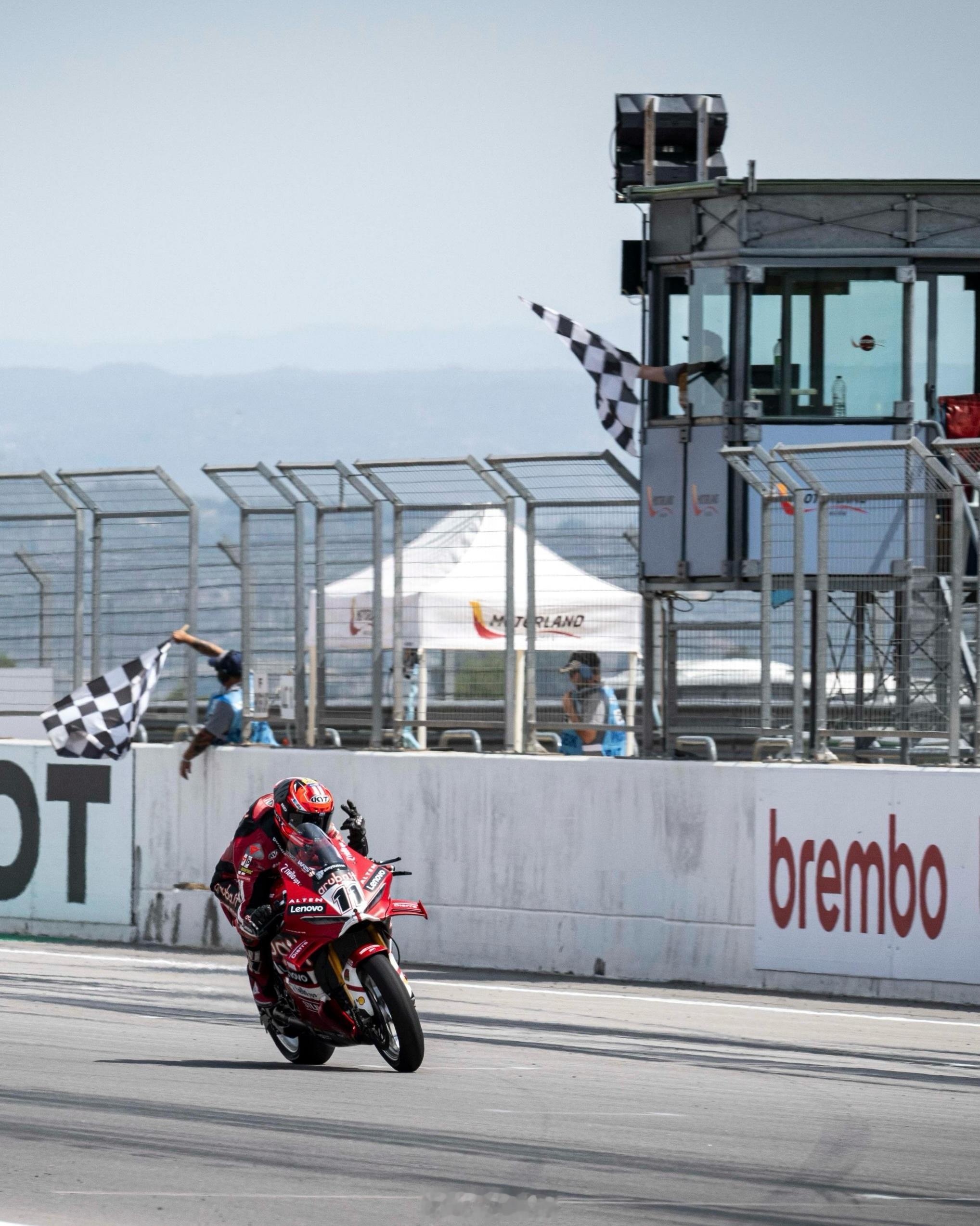 目前为止 Nicolo Bulega的连胜记录已经续写到22场了wsbk