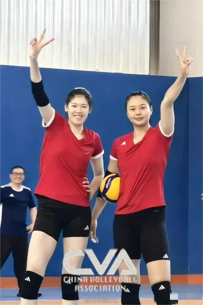 中国女排世联赛澳门站的16人名单发布，朱婷如约回归，庄宇珊和王文涵加入，但遗憾的