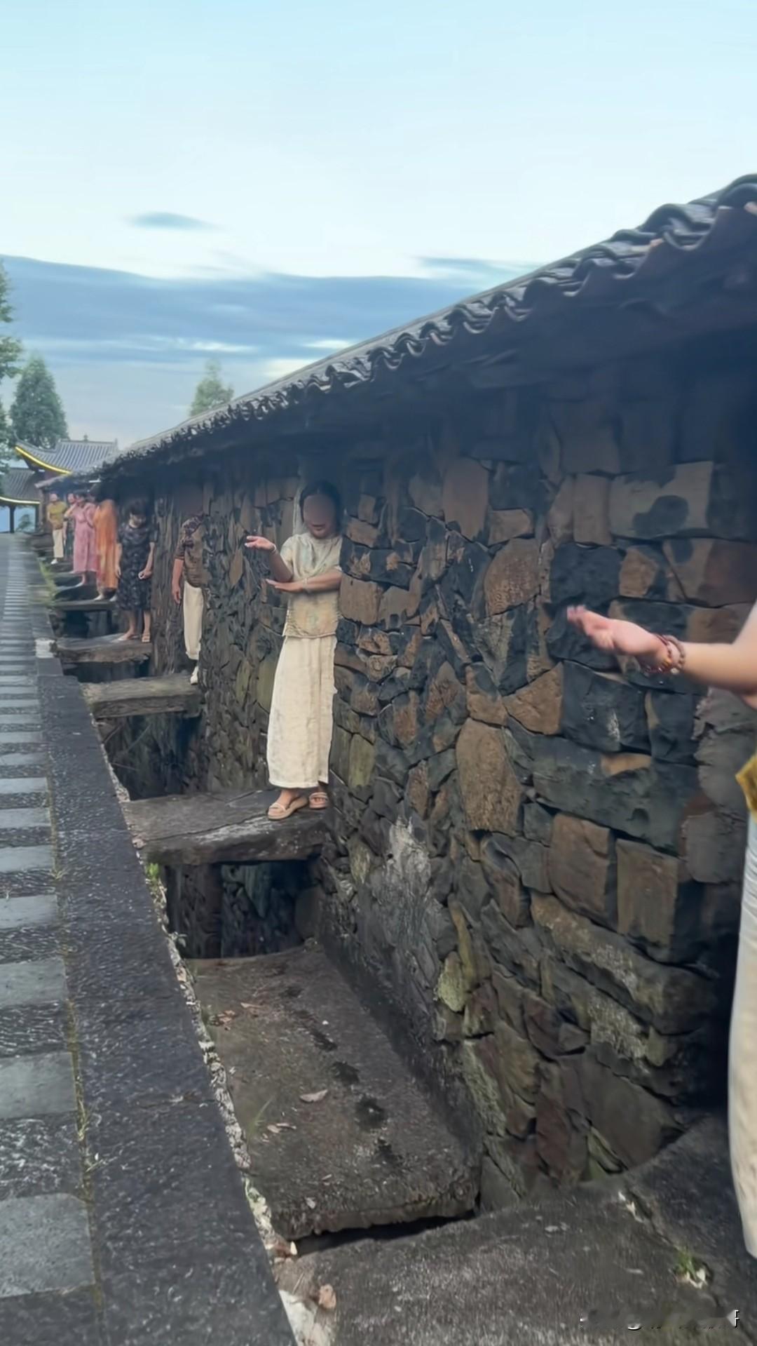 出去旅游网红点打卡很正常，但一这群大妈用这个招牌动作打卡就有点无语了