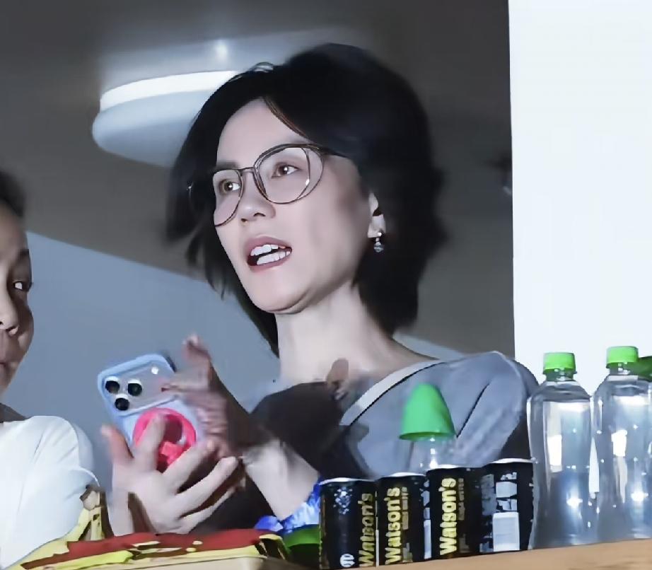 字如其人，笔墨画心。
王菲的字和她本人一样个性鲜明、率真自如。
好看的皮囊千篇一