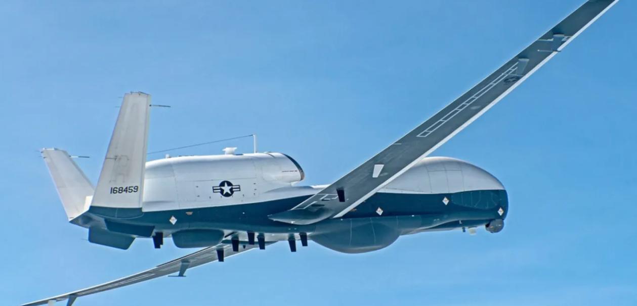 图文：美国海军1架MQ-4C Triton监视无人机在波斯湾上空飞行时宣布紧急状