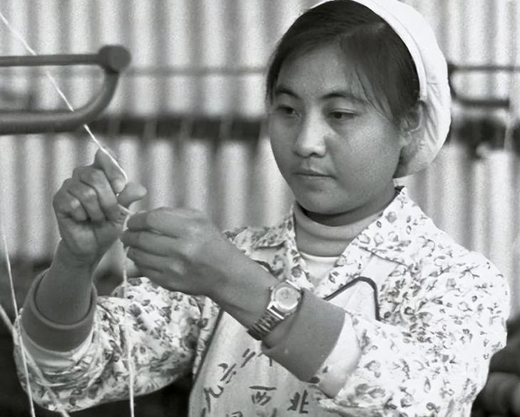 1977年，吴桂贤主动辞去职务，回到西北国棉厂，可就在回到陕西的当晚，得知姐妹们