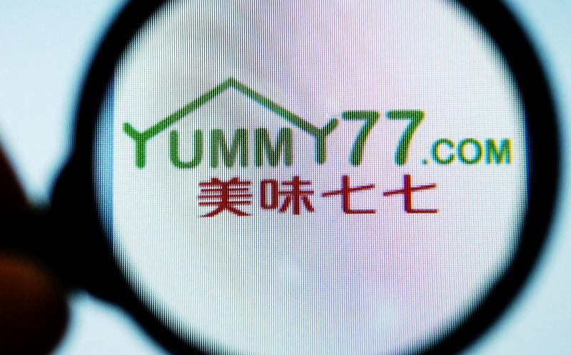 林俊杰突袭认爱小20岁网红女友七七，直接把话题送上热搜第一。从2023年底经朋友