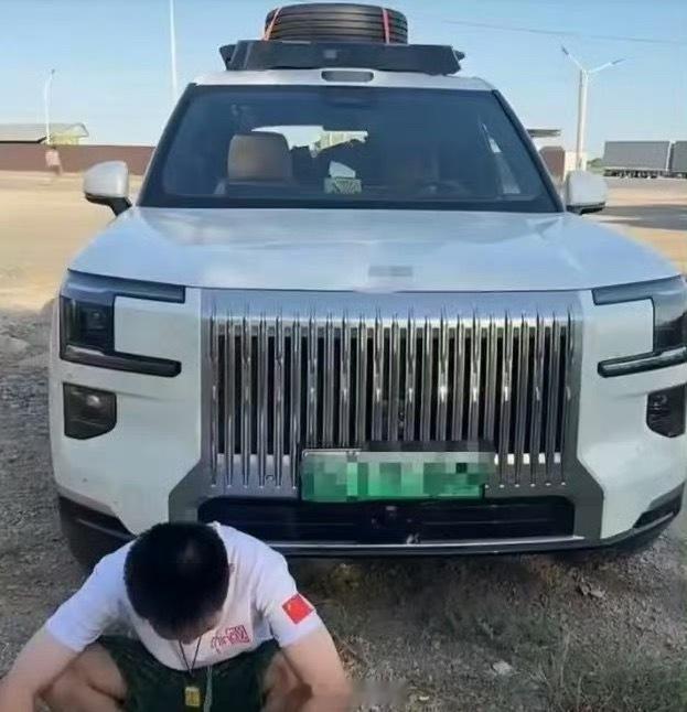 自驾新能源汽车跨境遭远程锁车超 30 小时，车主称事前未提醒。自驾新能源跨境遭远