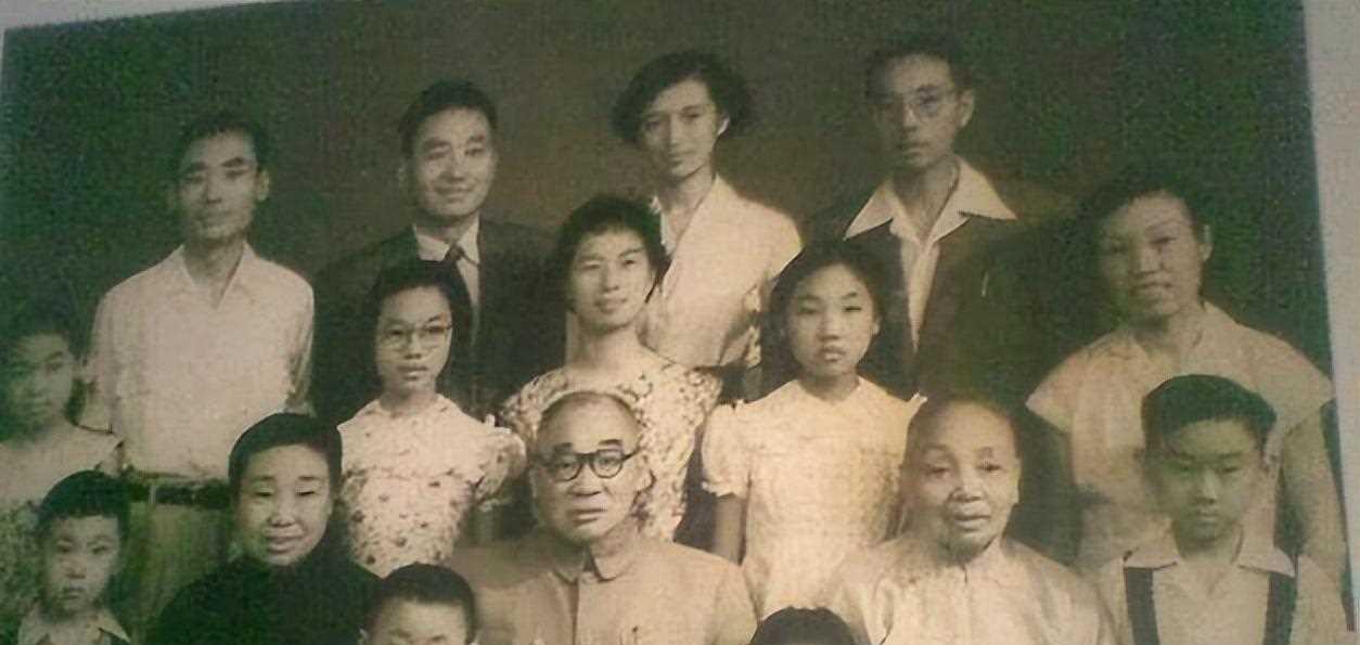 1953年，一项名为“计划生育”的提案震惊了整个国家，掀起了前所未有的争议。
