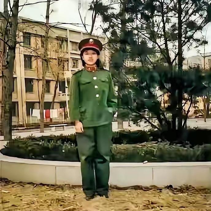 天呐，太惊讶了，她曾经那么瘦，现在这么胖，，感觉80%的人都认不出来，太难认了，