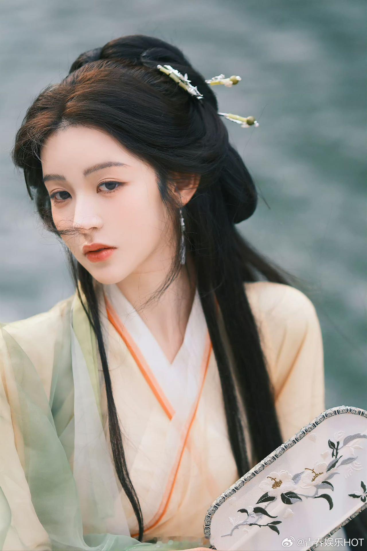 #永夜星河有自己的甜妹line#《永夜星河》里的饶嘉迪，甜妹形象十分迷人。她饰演