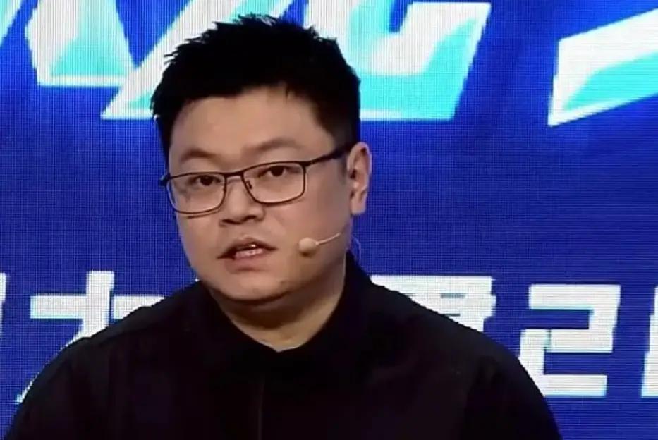 陈熠吃到两张黄牌冤不冤？赛后侯英超说出实话，

老侯说，
如果陈熠想要拖延时间，