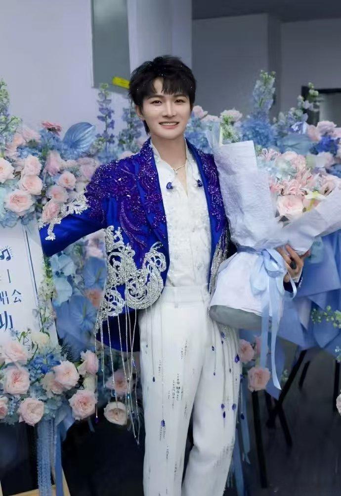 周深0.29秒文学0.29秒能有多神奇？周深懵圈配合，纸张掉落瞬间完成“怜悯”表