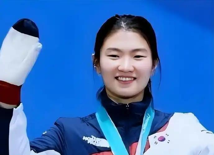 韩国短道速滑选手沈锡希，未成年时被主管教练赵宰范长期侵害27次。更复杂的是，几年