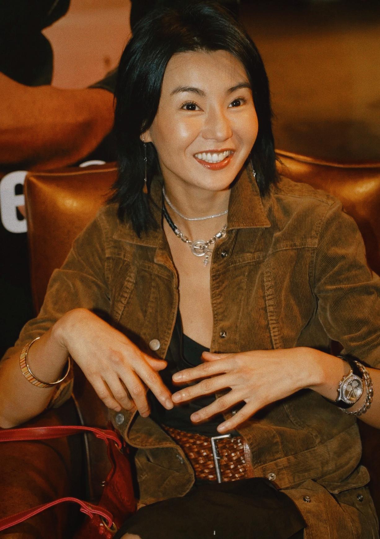张曼玉[超话]旧相簿子 好会穿，这件驼色绒布风衣好别致，时髦又可爱——2002年