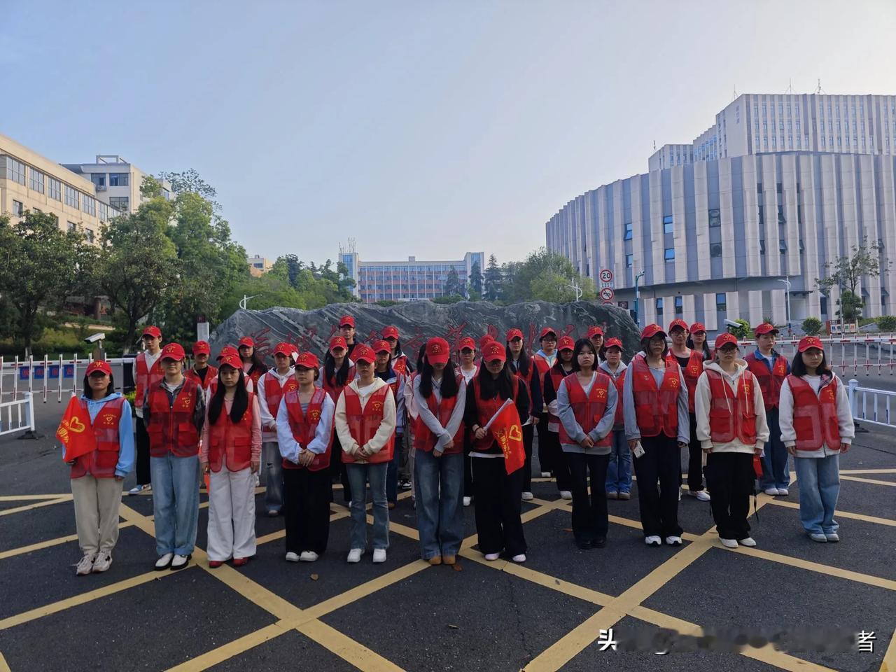 益阳市东部新区志愿者协会组织高校青年志愿者开展交通文明劝导活动
 
      