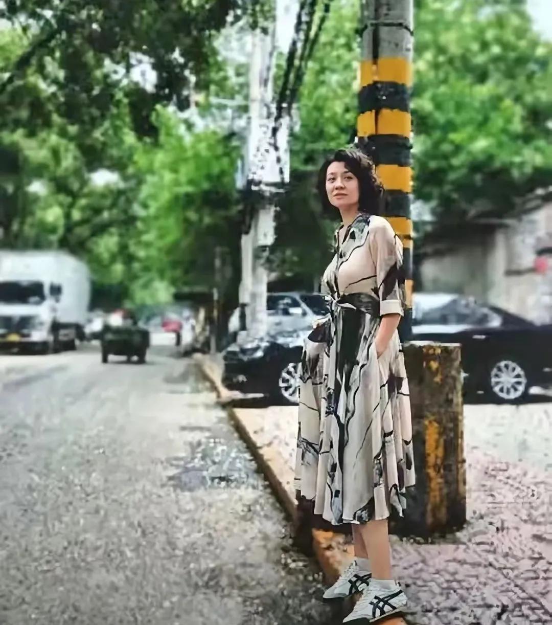 这样穿的刘琳好美呀
一眼看去就被迷住
发现了没有？这张图很有故事感
她在等什么呢