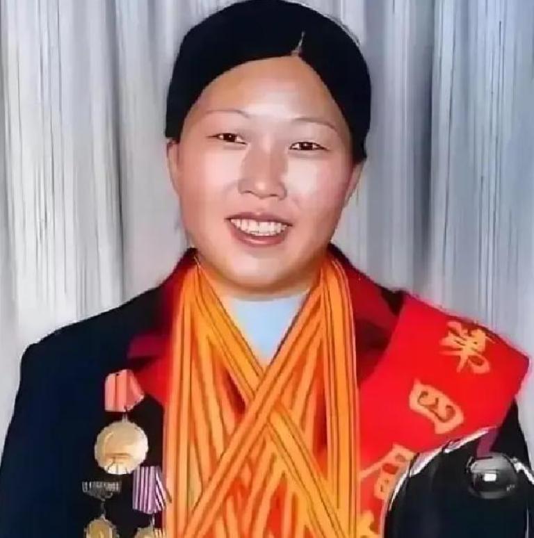1985年，19岁殷玉珍被父亲强迫嫁给沙漠农户白万祥，新婚夜，她躲在角落哭，可谁