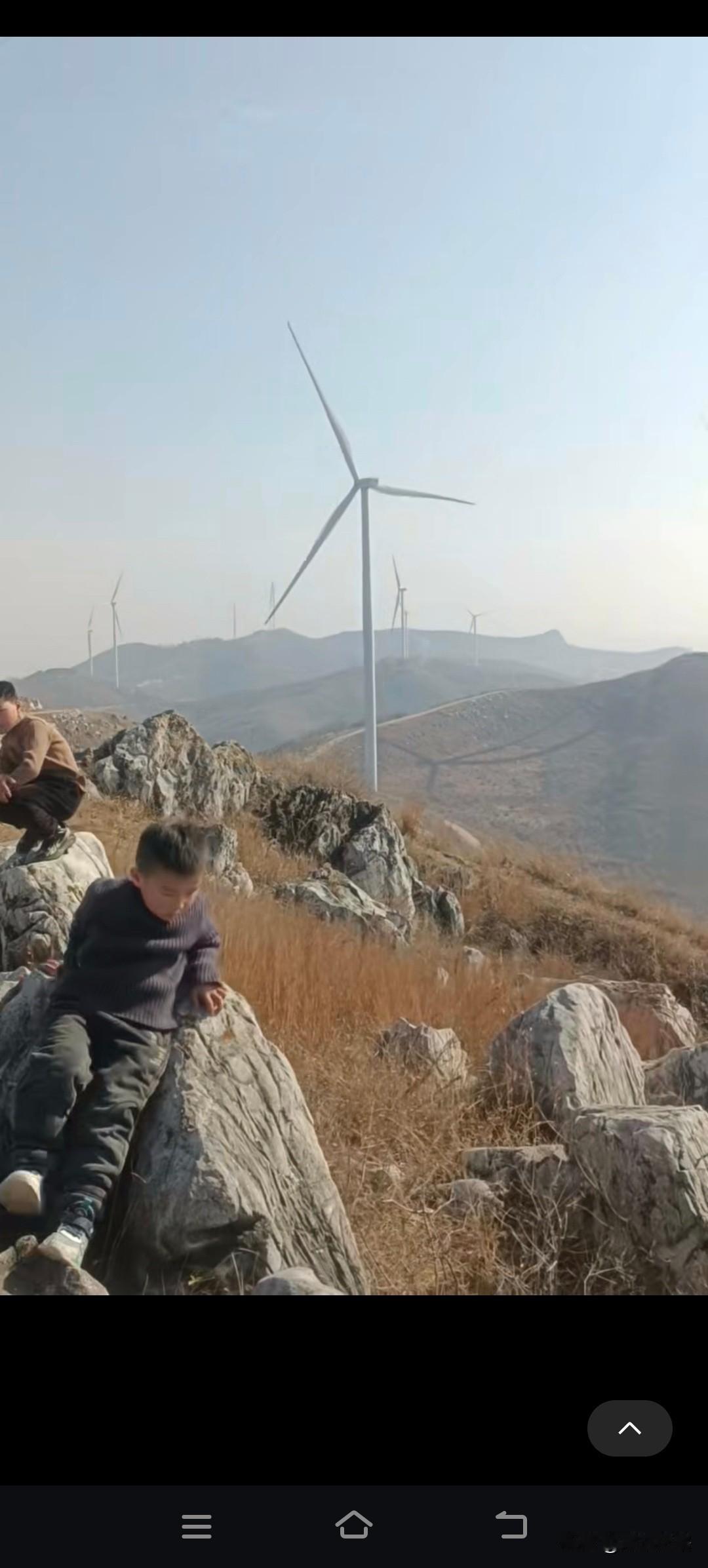 上周跟俩娃爬了河南那叫圣人垛的山，脚底下净是糙石头，草都黄成一片了。抬头一看，好