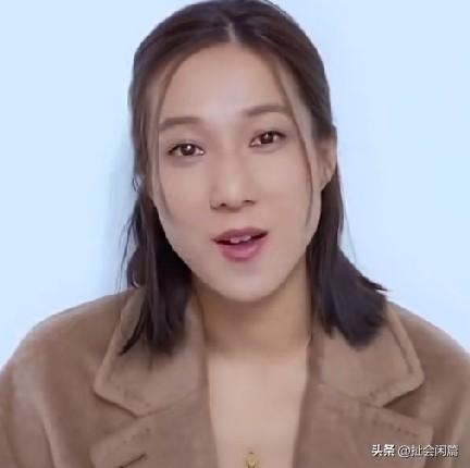 钟嘉欣三胎都是自己接生的故事在网上引发巨大讨论，三个孩子全是自己在家水中接生，很