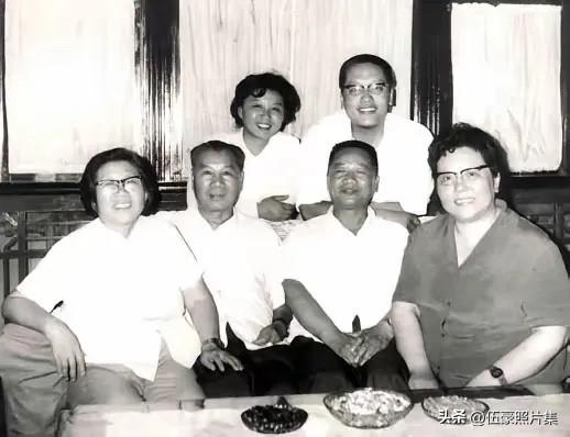 上世纪七十年代末，杨成武将军（前左二）与夫人赵志珍（前左一）同张廷发将军（前右二