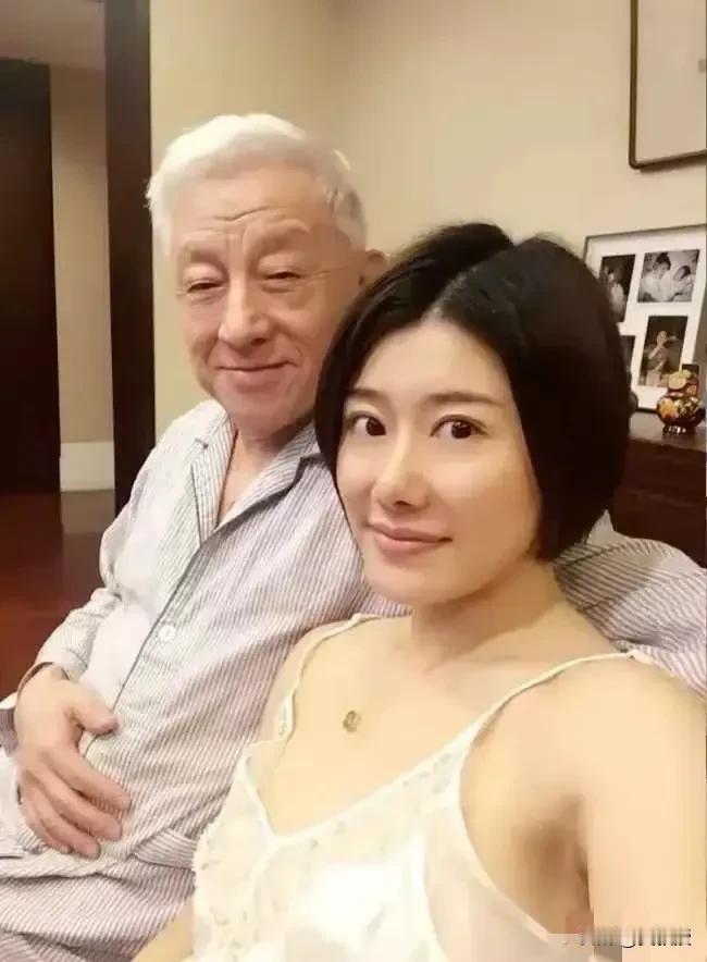 台独份子曹兴诚
这货今天崩溃了
这个不要脸的，在大陆包小40岁的小三
在台湾搞台