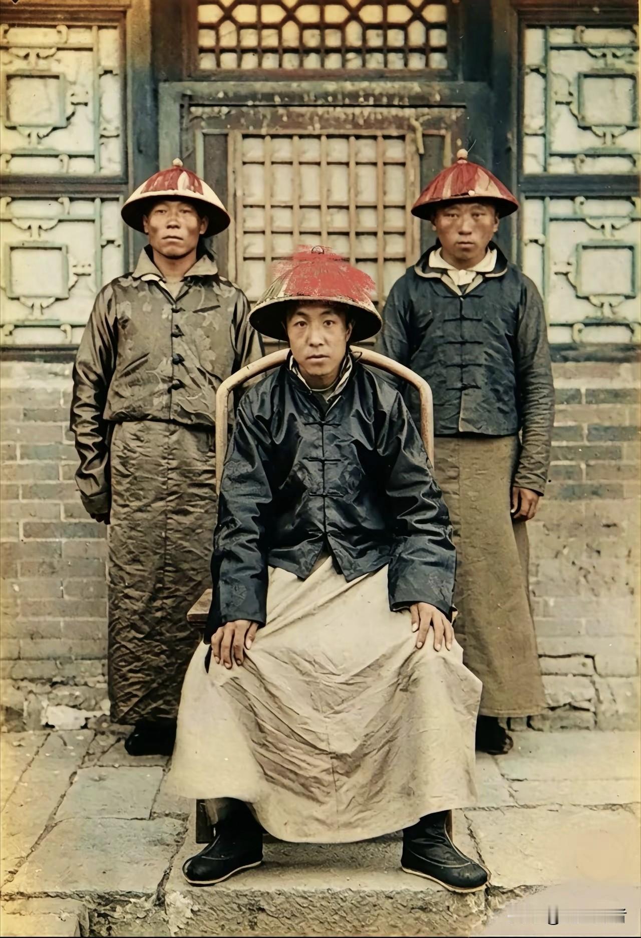总感觉清朝官员的服饰像戏服！不知大家同意否？
