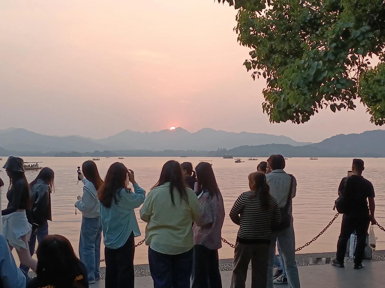 
柳浪闻莺观日落

六龙驻孤山，
落日余晖残。
游人意未尽，
流连西湖畔。
[玫