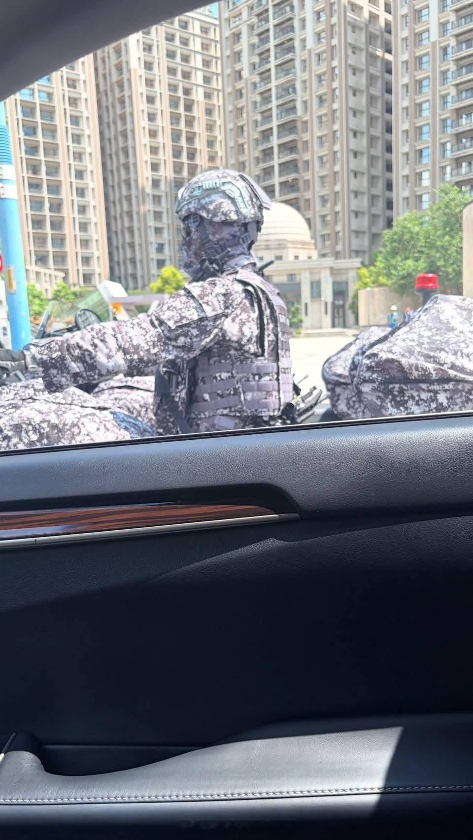 台海局势 说是台军宪兵的城市迷彩，感觉比绿色扎眼多了，应该是宪兵快反连的，这次连