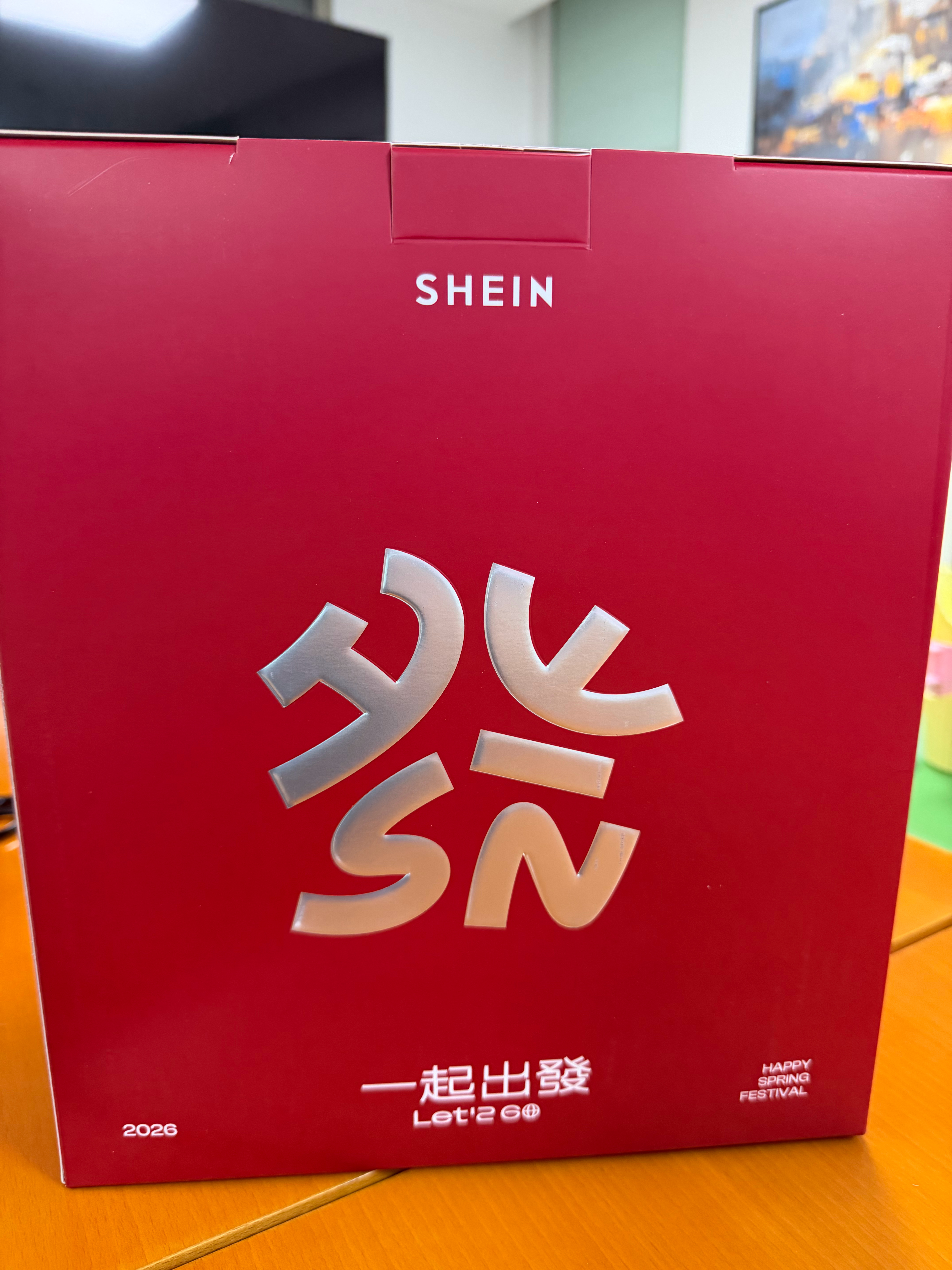 感谢 Shein 送来的新年“礼盒”，我发现它的内容也在发生变化，不只有服装，还