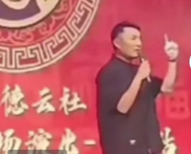 郭晓小18年以后再次登上了德云社的舞台。
发了一个视频，感谢师哥郭德纲的厚爱。