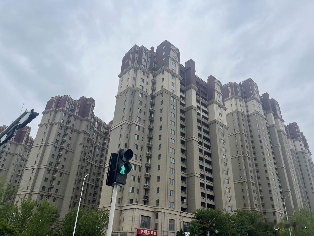 崂山张村河板块，城建印象品，三年前交付的。

2023年那会，印象品定位改善，单