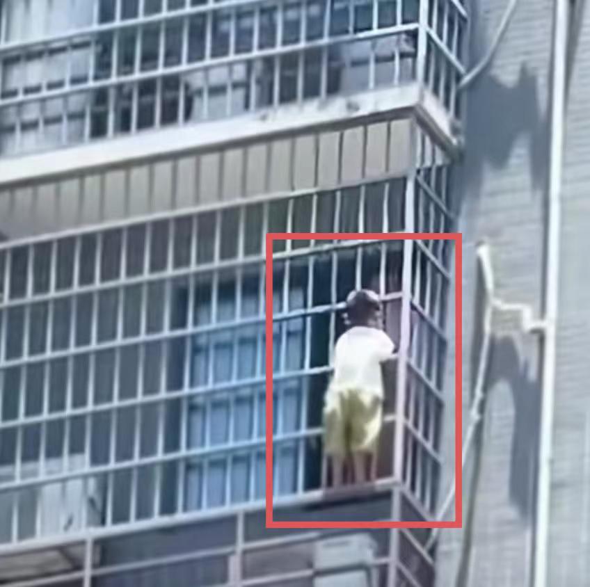 今天最糟心的
应该就是福建这栋楼的住户了！

福建一个小孩，被网友拍到从17楼的