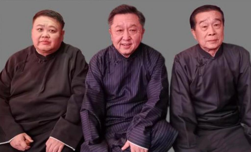 镜头中的于谦面色红润，笑意粲然；其右侧的孙越目光沉和；左边的师傅石富宽略显清瘦，