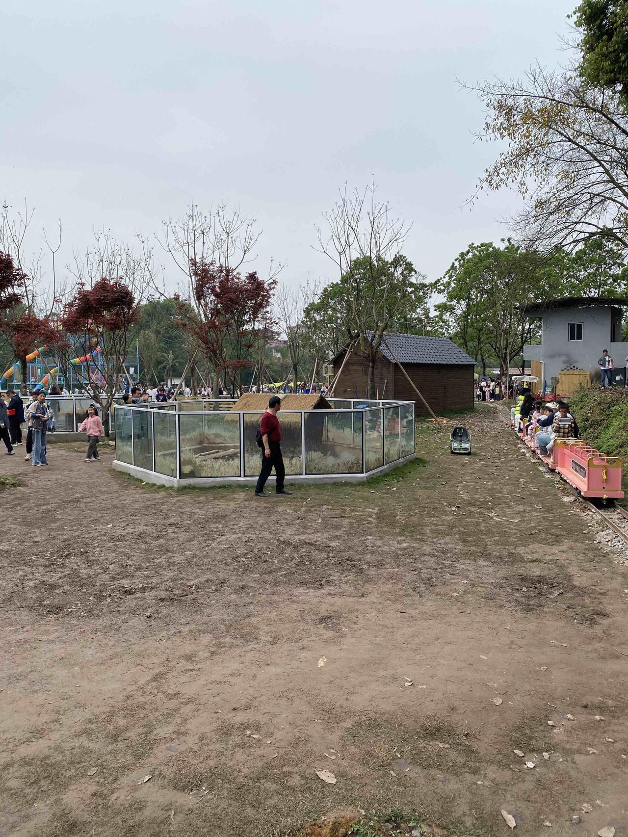 告诉你一个事实！
人可以没有钱，也可以不成家，更可以在家啃老。但一定要出门。
出