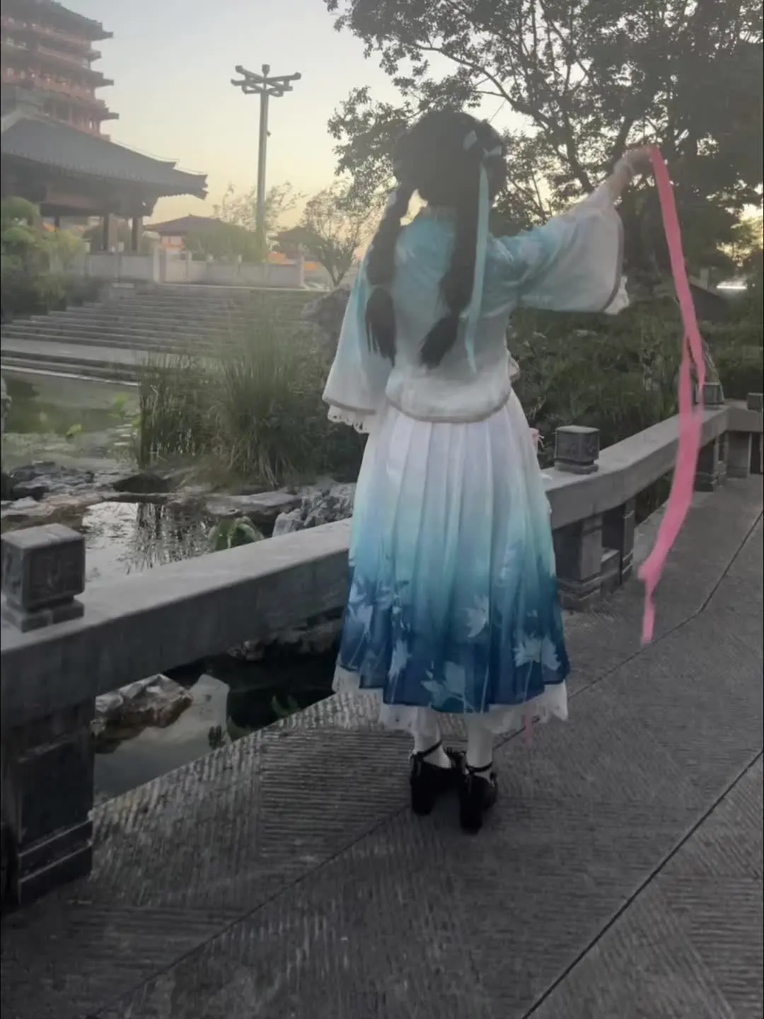 你说 曾见过一个和我很像的姑娘