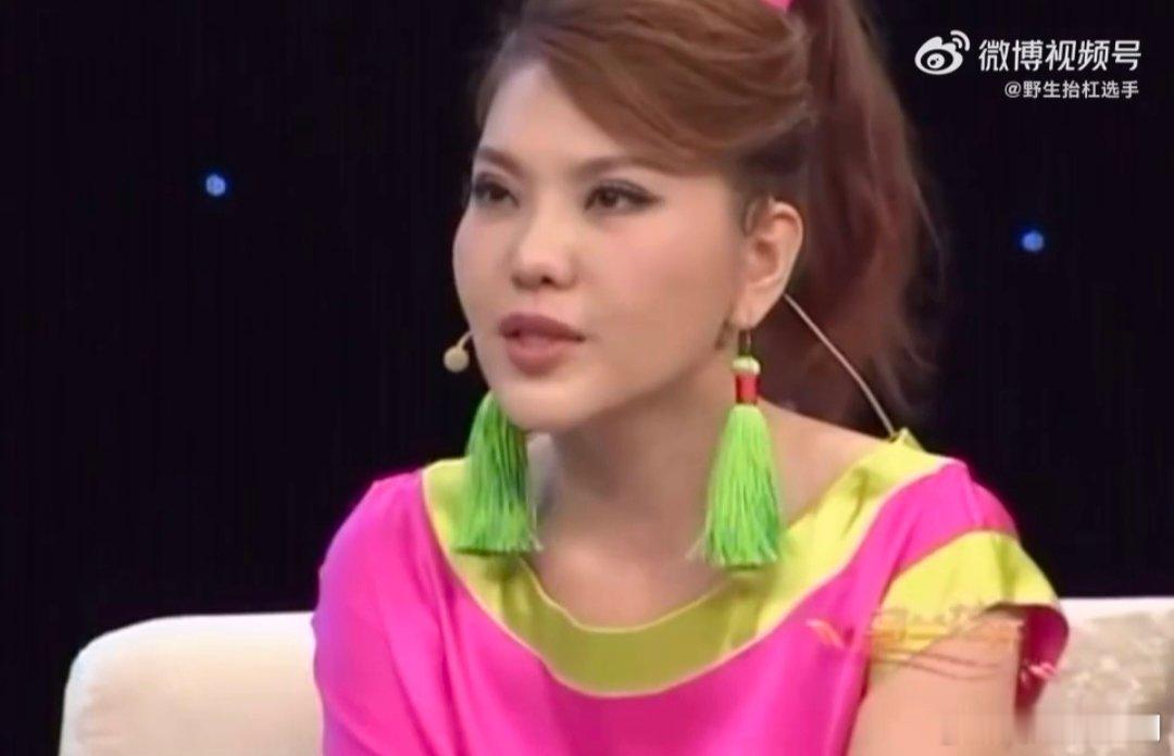 乌兰图雅原来你的二十几岁也在下雨嬉皮笑脸是保护色，尊重舞台是初心，那些无人知晓的