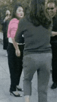 广场舞，为了一个老头子，俩大妈也争风吃醋上了。