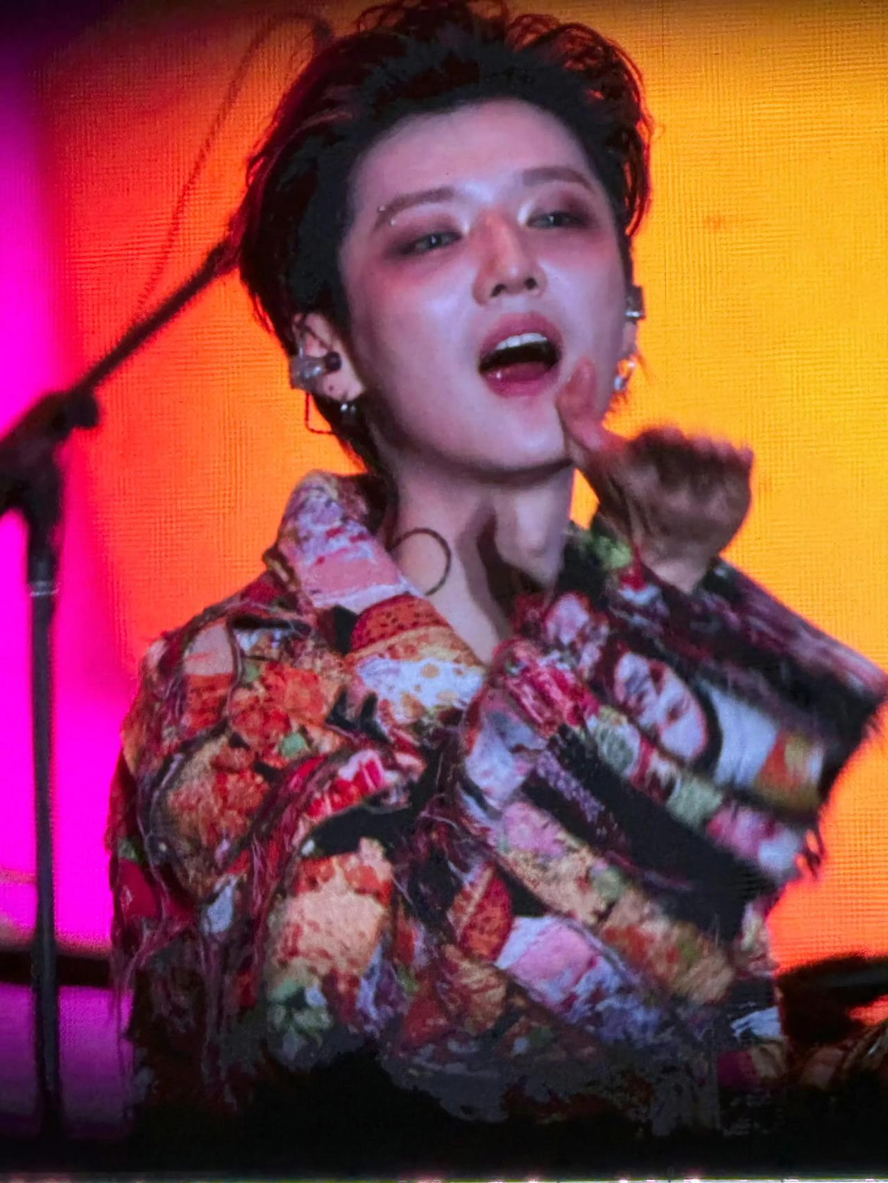 鹿晗佛山音乐节day2的现场造型高清版，鹿晗一捯饬内娱天都亮了 ​鹿晗音乐节神颜