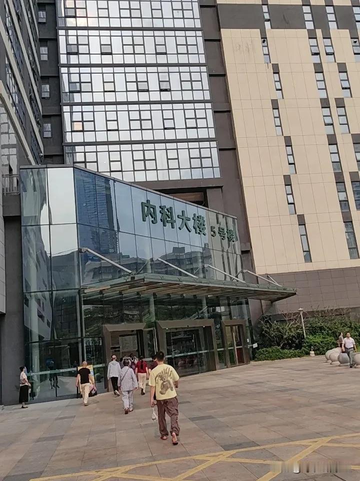 医院真是个神奇的地方，唯一一个收钱几乎不用服务的地方，都说消费者是衣食父母，但这