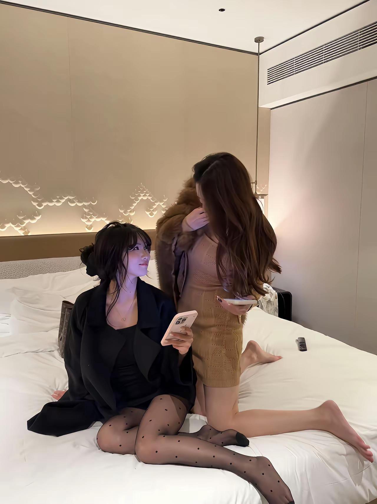 看手机的型号，她们的经济实力有多强？