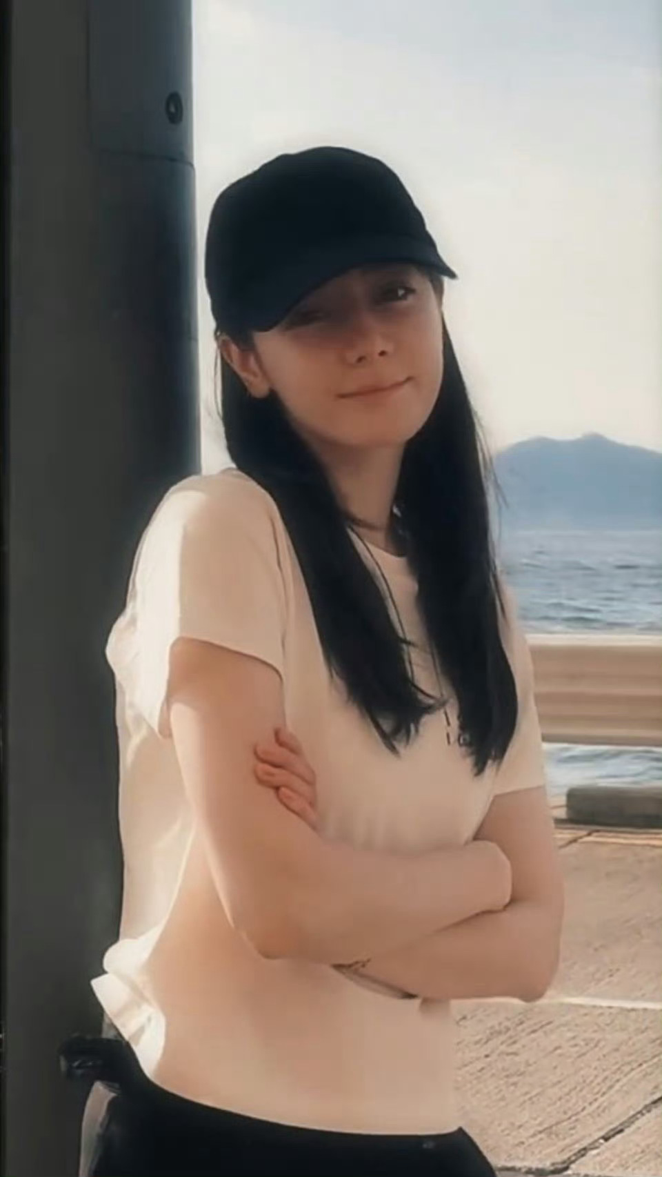 迪丽热巴梳大光明还能如此美萌 此女就这样美到不行，感觉全身在发光般耀眼。 