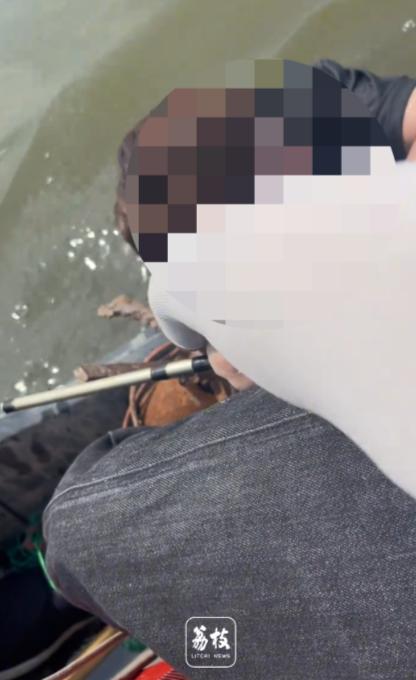 离谱！天津，男子钓鱼时救上来一名落水女孩，没想到，女孩的父亲赶到后，不但没有感谢