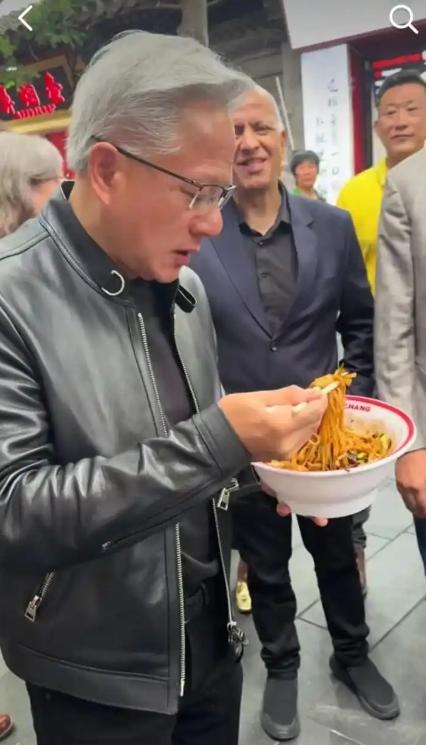 特朗普走了，但他带来的一群商业大佬还不愿意走，黄仁勋黄仁勋从南锣鼓巷到什刹海，从
