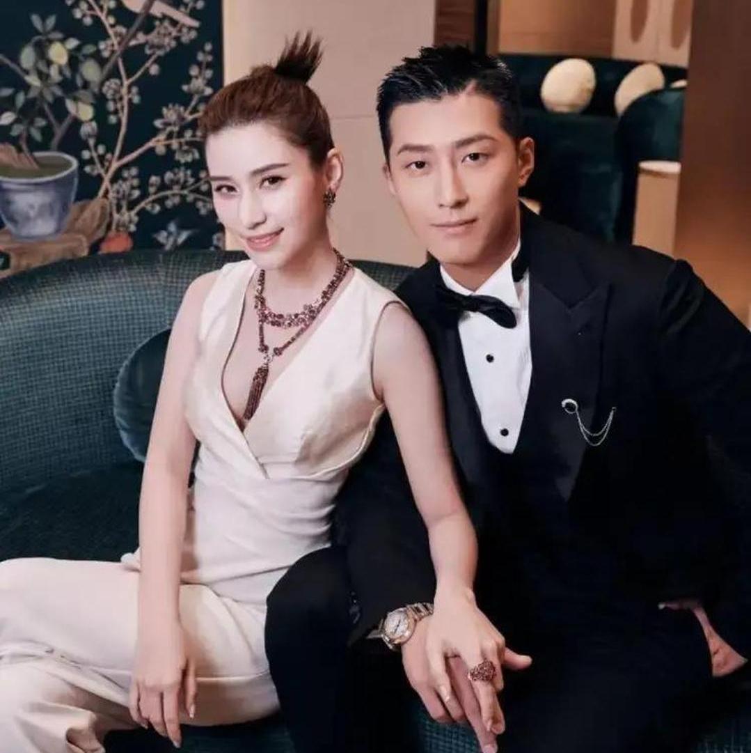被传婚变的窦骁何超莲，私下甜到戳人！
 
别人眼里的豪门明星，私下里却过着最烟火