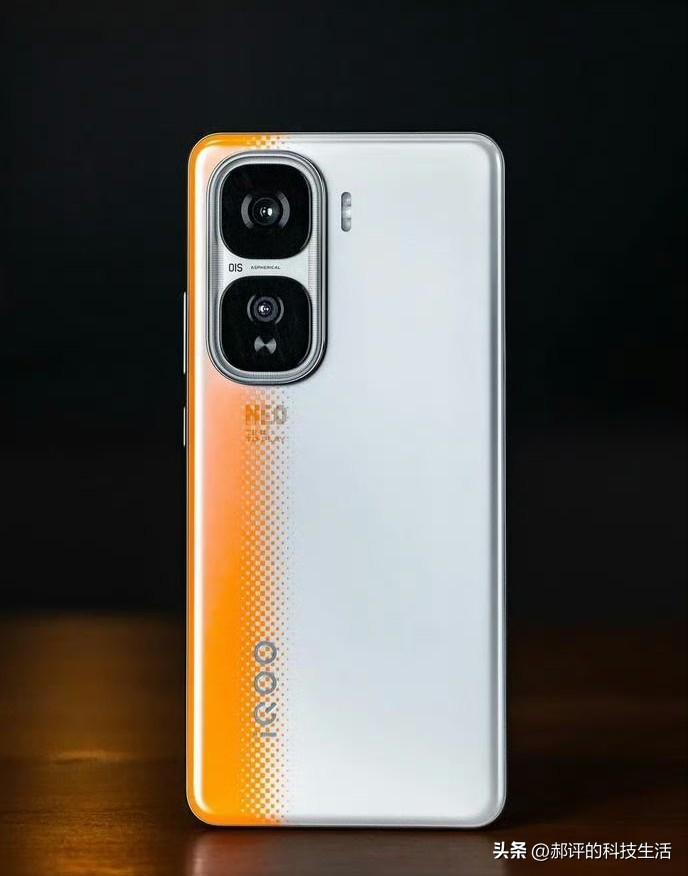 iQOO即将发布的Neo 11S让郝评有点意外。不是它有多强而是在3000档几乎