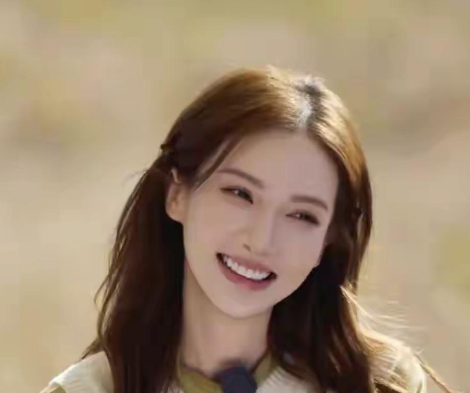 金晨被曝出疑似肇事逃逸事件发生反转，她并非是肇事逃逸，她的助理要惨了！
据她讲述