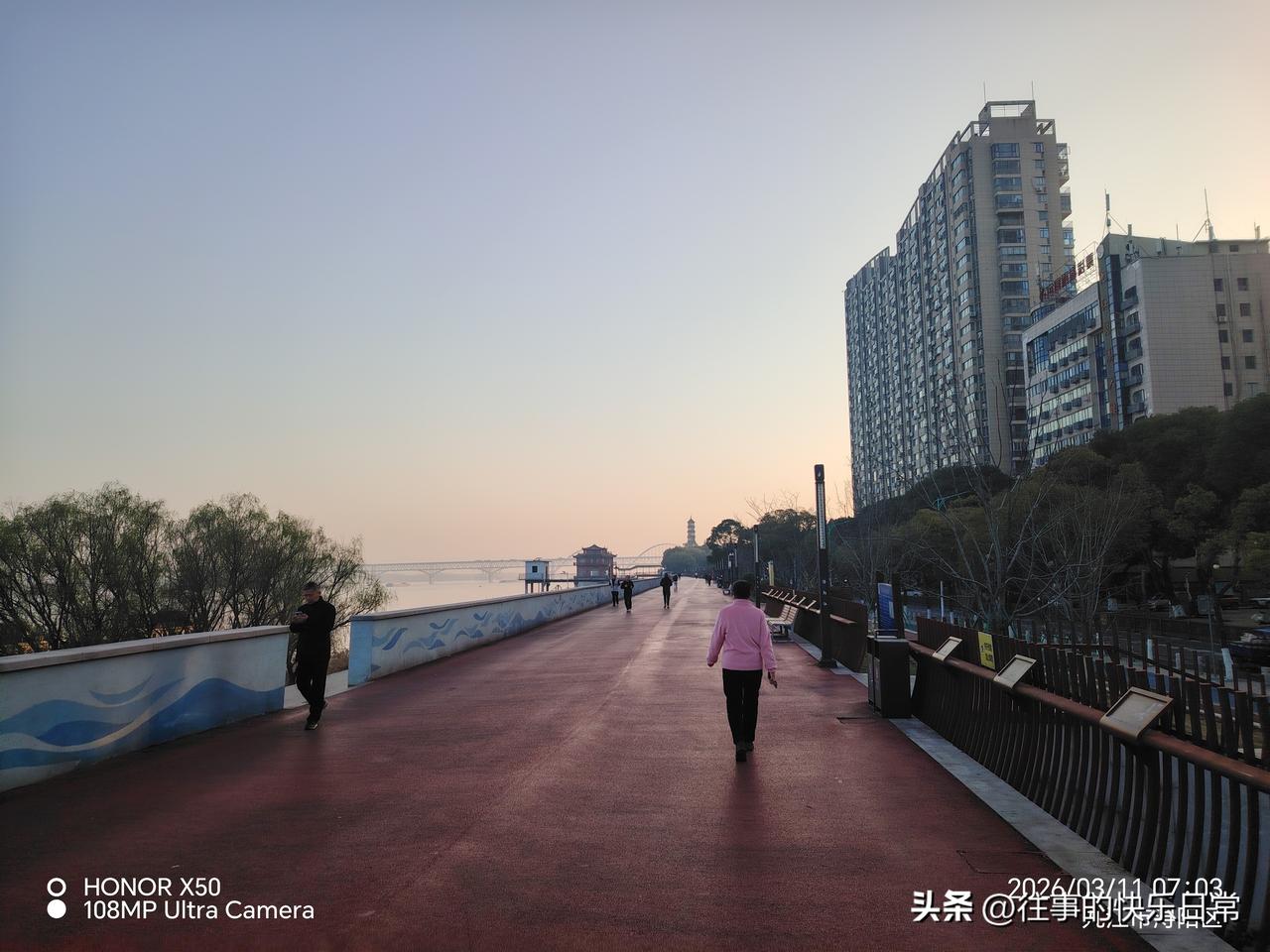 春日生活打卡季3月11日长江岸边晨练打卡“春日生活打卡季”