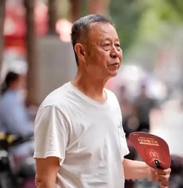 “泪目！”山东滨州，一位78岁的老人生命进入倒计时，两个外孙放学后匆匆赶来医院探