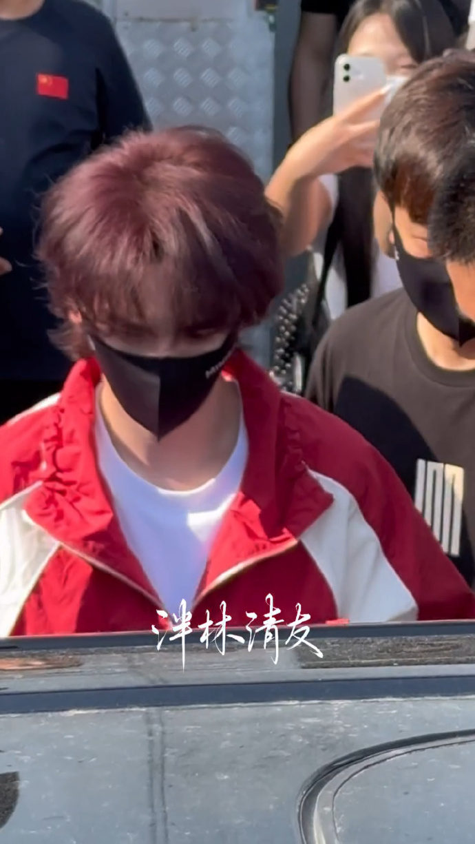 丁程鑫本命年又染红发了丁程鑫演唱会又染红发谁能拒绝舞台上的红发丁程鑫，本命年再染
