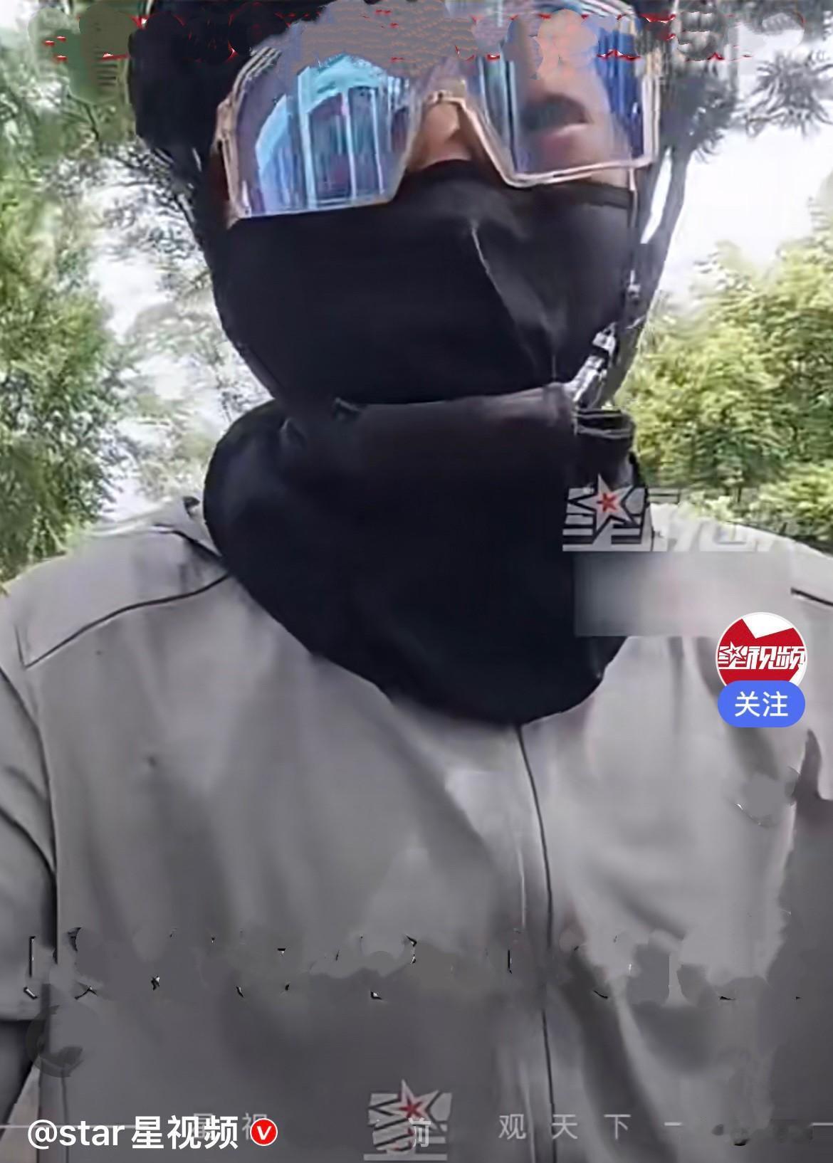 近日，北京一位外卖小哥送完订单下楼，看到一位年迈的大爷独自搬东西，老人年纪大了，