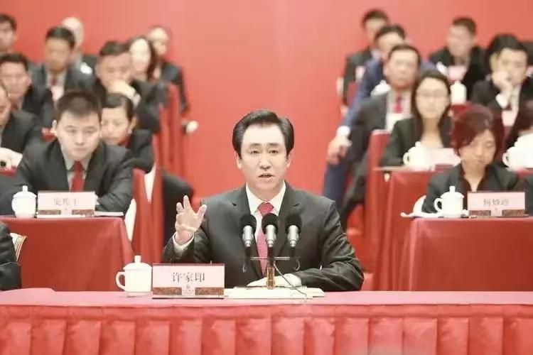 【网络上流传的这几幅照片，充分暴露了许家印的“僭越”与野心】

许家印被抓捕以之