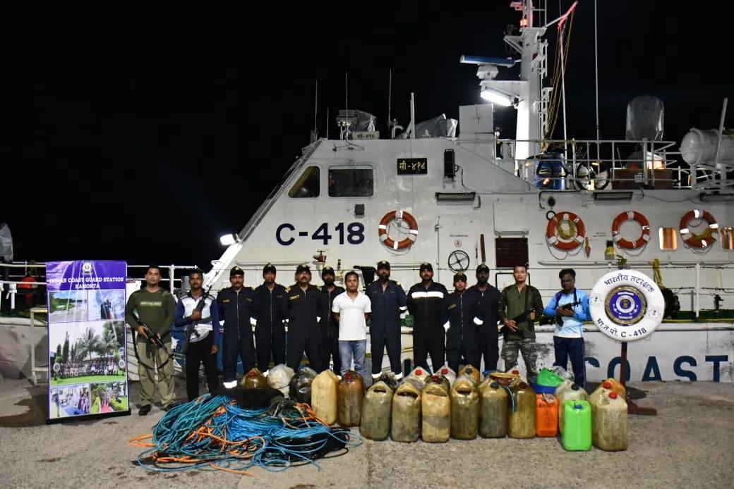 印度海岸警卫队与缴获的走私物品